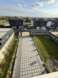 KARŞIYAKA MÜKEMMEL KONUM LÜKS YAPILI ÇİFT GİRİŞLİ 5+2 VİLLA