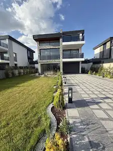 KARŞIYAKA MÜKEMMEL KONUM LÜKS YAPILI ÇİFT GİRİŞLİ 5+2 VİLLA