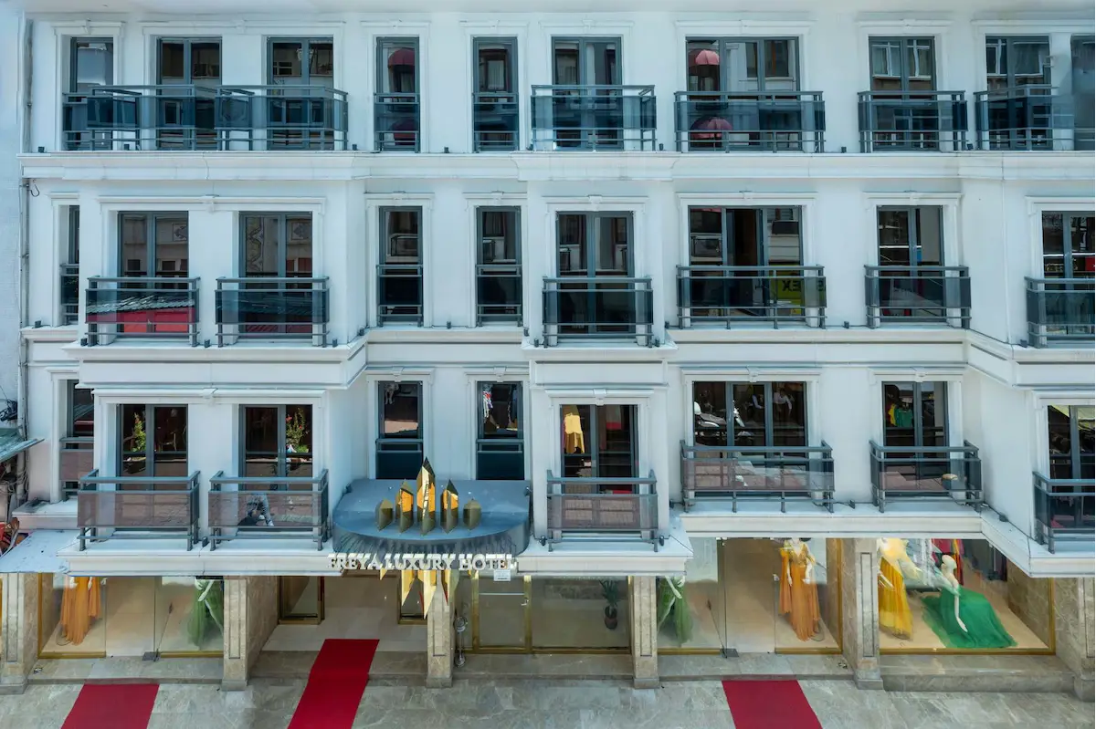 LALELI'DE 4 YILDIZLI, 30 ODA, 65 YATAKLI SATILIK FAAL YENI OTEL