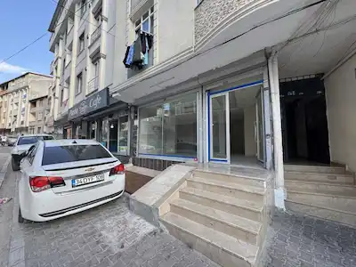 ESENYURT’TA DOĞU-GÜNEY CEPHELİ, BOŞ VE HEMEN KULLANIMA HAZIR KİRALIK DÜKKAN