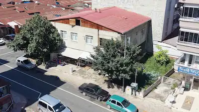 AKYAZI MAHALLESİ'NİN EN MERKEZİ KONUMUNDA, KÖŞE BAŞI BİNA VE ARSASI