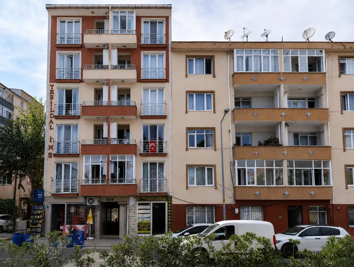 REMAX LAND'TEN TEKİRDAĞ/ÇORLU/NUSRATİYE MAHALLESİNDE MERKEZİ KONUMDA 2+1 SATILIK DAİRE