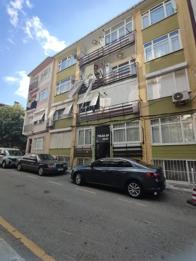 ÜSKÜDARIN KALBİNDE ÜNİVERSİTE VE TOPLU ULAŞIMLARA YÜRÜME MESAFESİNDE 1+1 KİRALIK DAİRE