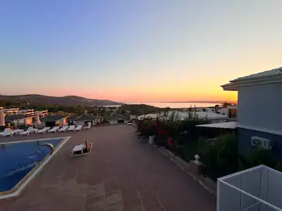 DİDİM AKBÜK DEMER BLUE SİT. EŞYALI 1+1 SATILIK DAİRE