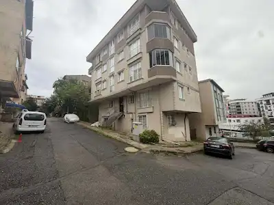 REMAX ASHILL ÇEKMEKÖY KIRAZLIDERE EBEVEYN BANYOLU ARAKAT SATILIK 2+1 DAIRE