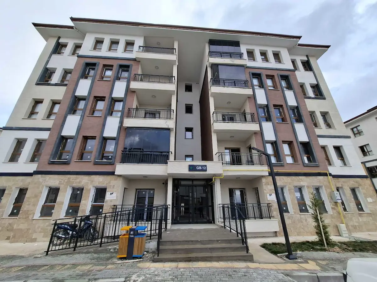 RE/MAX DEĞİŞİM-AKSARAY TOKİ 3.ETAP YOLÜZERİ SATILIK ARAKAT DAİRE