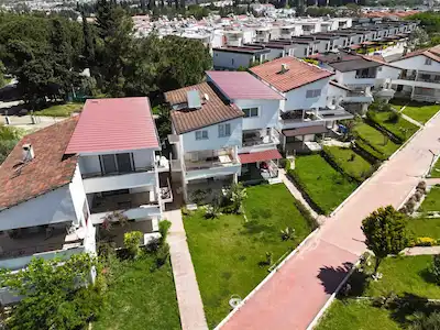 KUŞADASI DENİZE YAKIN PAMUKKALE TATİL SİTESİ’NDE EŞYALI  KİRALIK 2+1 YAZLIK 