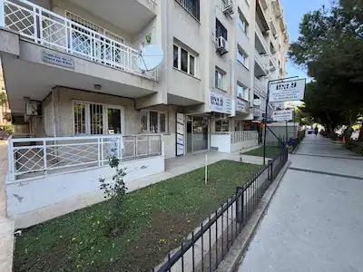 KARŞIYAKA BAHÇELİEVLER’DE CADDE ÜZERİNDE, 80 M² NET, 2+1 KİRALIK OFİS