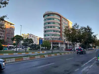 BEYLİKDÜZÜ MİDPOİNT'DE ANA BULVAR CEPHELİ 1+1