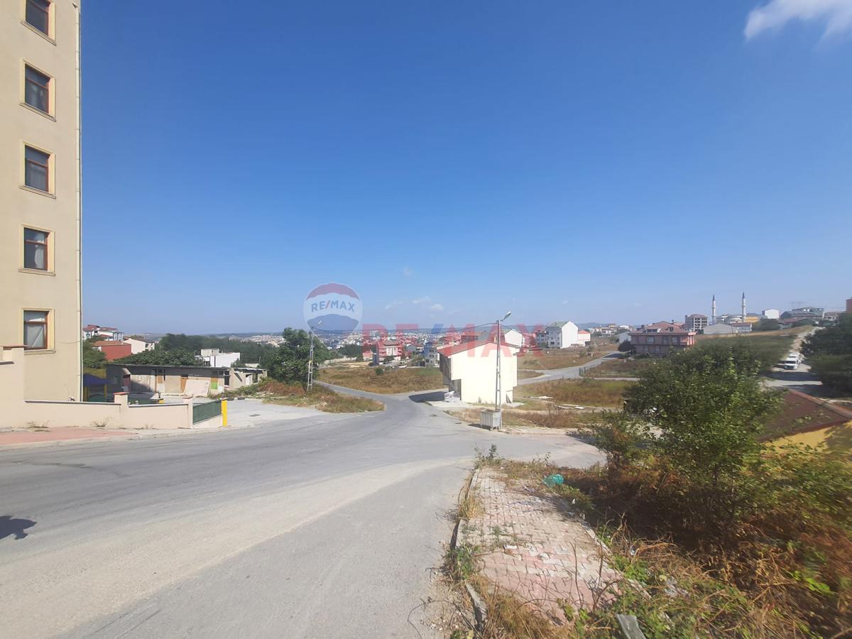 Arnavutköy Merkezde Satılık Konut imarlı Arsa