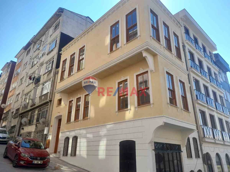 KADIKÖY ISKELESİ YAKINİ EN IYI KONUMDA İSKANLI  300M2/ 3 KATLI  DÜKKANLI  MÜSTAKİL KİRALIK BINA 