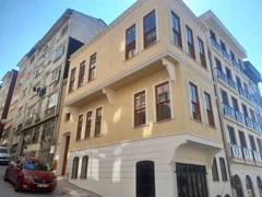 KADIKÖY ISKELESİ YAKINİ EN IYI KONUMDA İSKANLI 300M2/ 3 KATLI DÜKKANLI MÜSTAKİL KİRALIK BINA