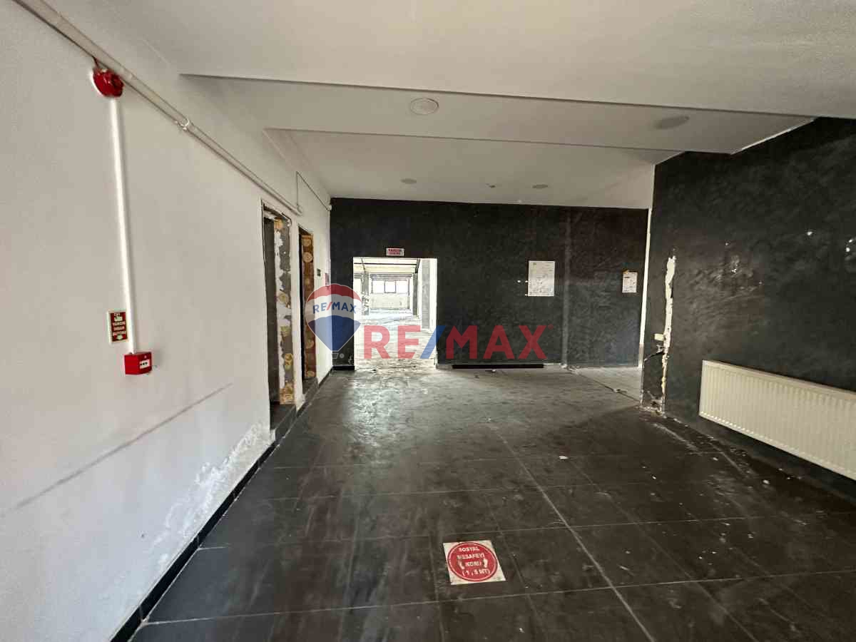 BAHÇELIEVLER YENIBOSNADA KIRALIK 650 M² FABRIKA - ÇATI KATI