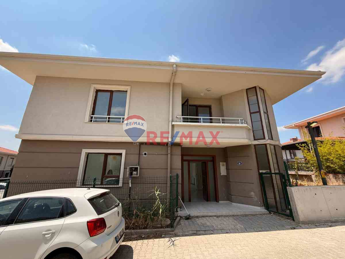 ALACAATLI MAHALLESI'NDE BETA 2 TEPE VİLLARI' NDA 7+1 KİRALIK VİLLA 