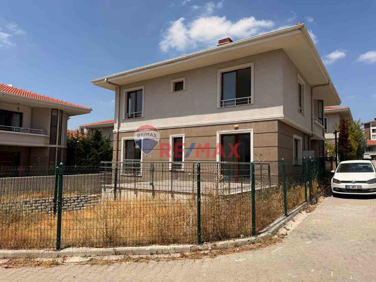 ALACAATLI MAHALLESI'NDE BETA 2 TEPE VİLLARI' NDA 7+1 KİRALIK VİLLA 