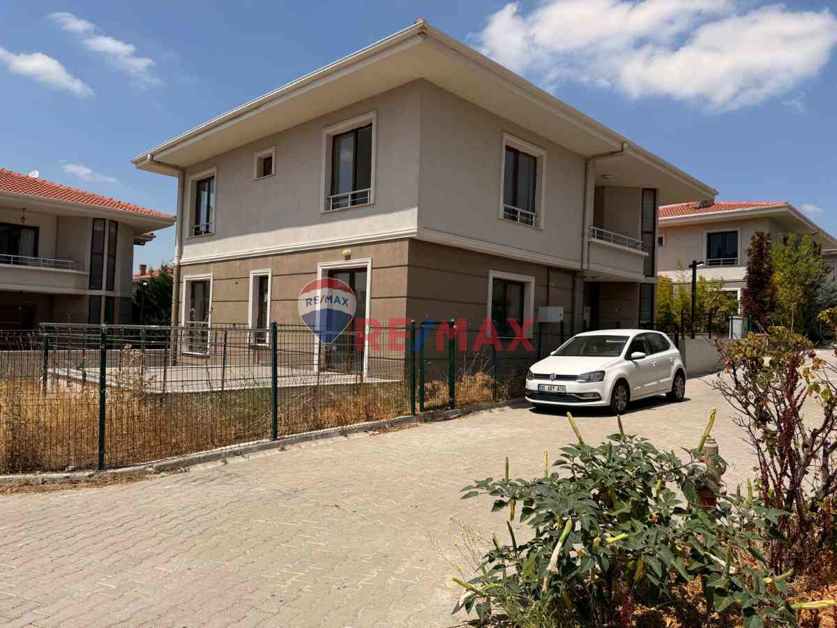 ALACAATLI MAHALLESI'NDE BETA 2 TEPE VİLLARI' NDA 7+1 KİRALIK VİLLA 