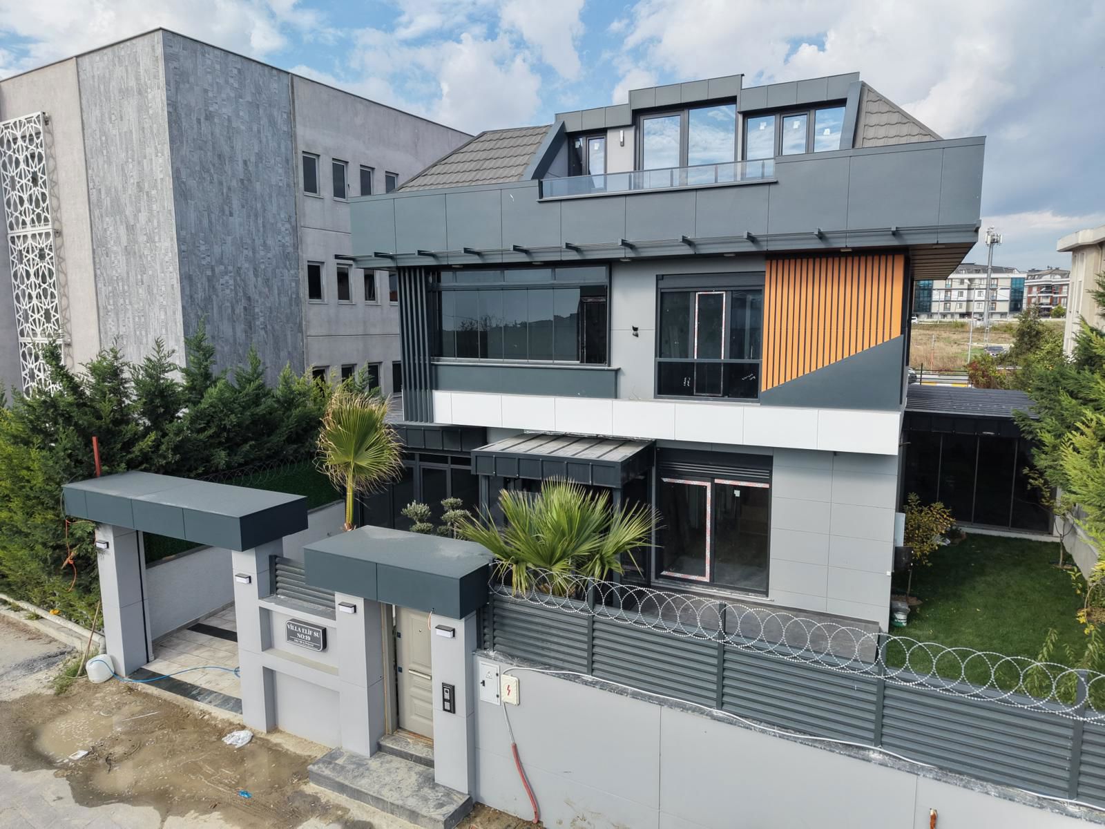 BEYLİKDÜZÜ DEREAĞZI'NDA SATILIK HAVUZLU VE DENİZ MANZARALI LÜKS TRİPLEX VİLLA