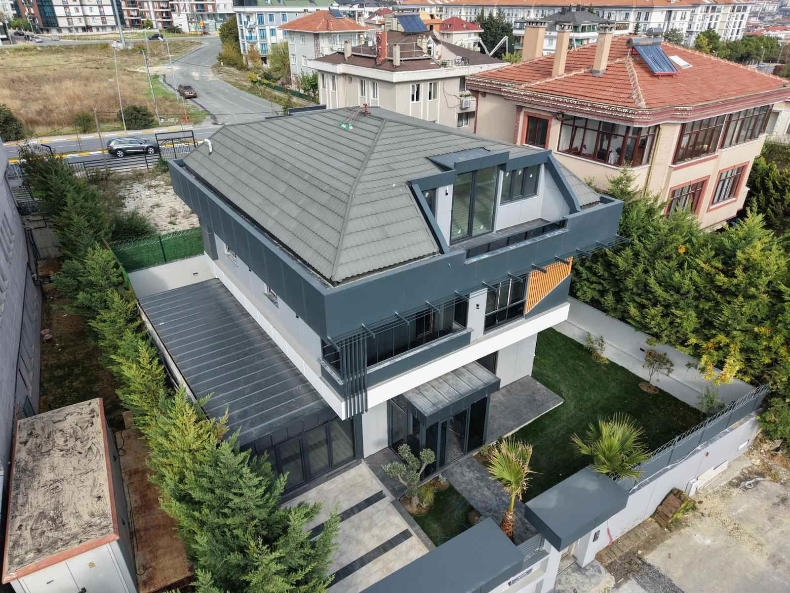 BEYLİKDÜZÜ DEREAĞZI'NDA SATILIK HAVUZLU VE DENİZ MANZARALI LÜKS TRİPLEX VİLLA