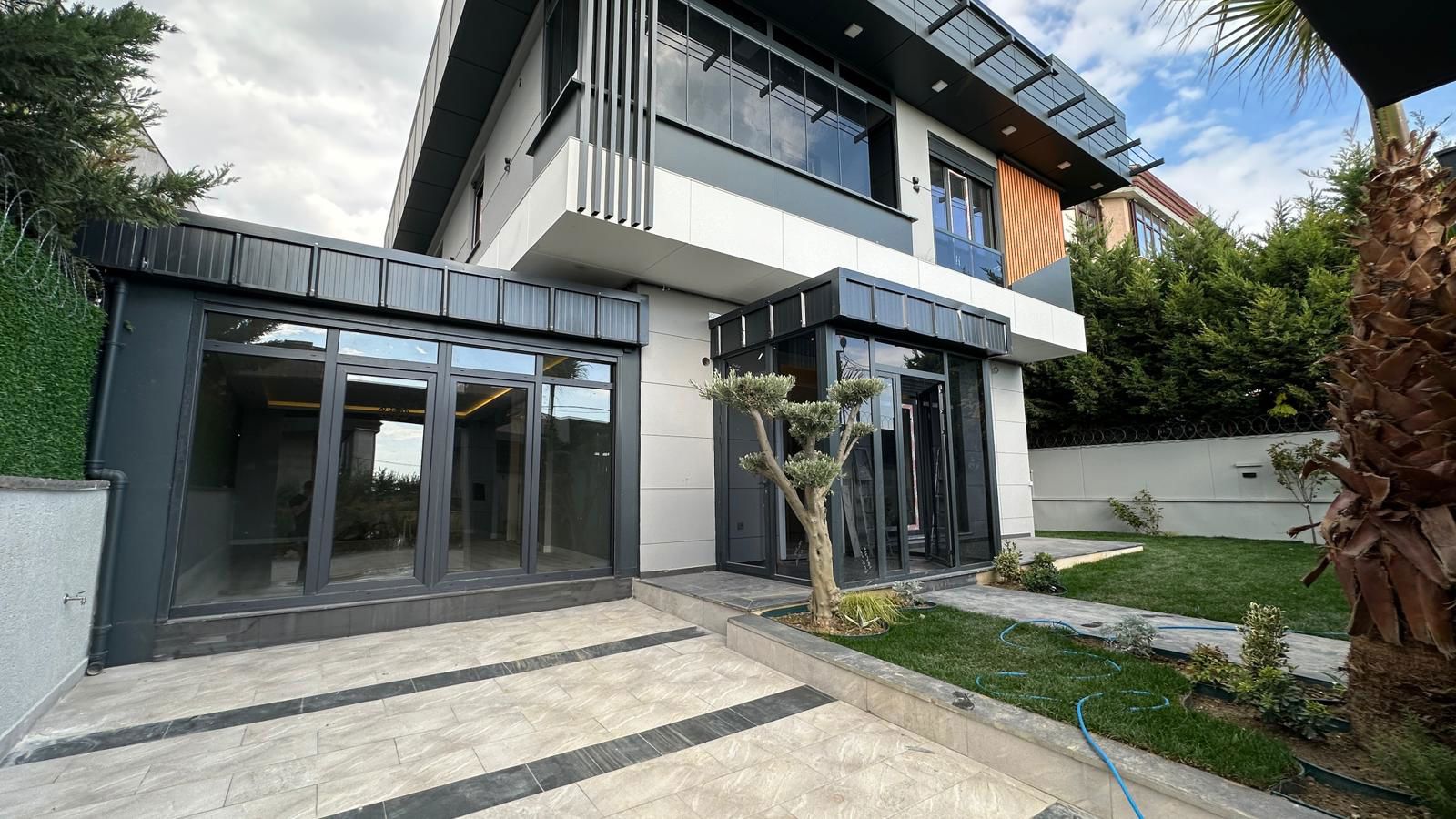 BEYLİKDÜZÜ DEREAĞZI'NDA SATILIK HAVUZLU VE DENİZ MANZARALI LÜKS TRİPLEX VİLLA