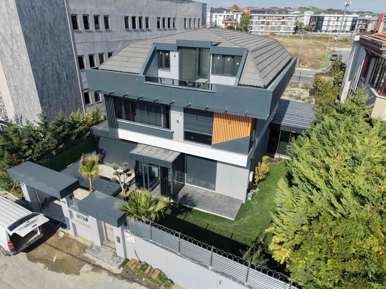 BEYLİKDÜZÜ DEREAĞZI'NDA SATILIK HAVUZLU VE DENİZ MANZARALI LÜKS TRİPLEX VİLLA