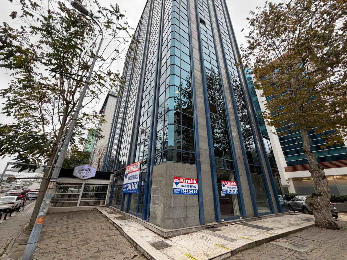 ATATÜRK CADDESINDE KÖŞE KONUMLU 280 M2 KIRALIK DÜKKAN