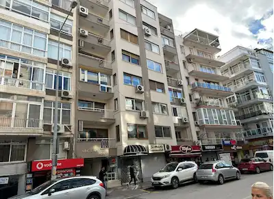 GÜZELYALI'DA CADDE ÜSTÜ SAHİLE 200M, 175M2, 4+1 SATILIK DAİRE