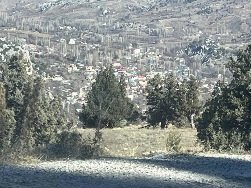ERDEMLİNİN YAYLASI SORGUNDA EV YAPILABİLİR TARLA
