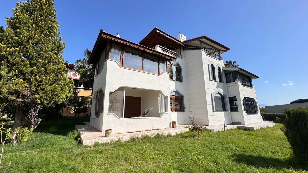MANAVGAT ÇOLAKLI MAHALLESINDE DENIZE YAKIN KONUMLU SITE IÇERISINDE SATILIK TRIPLEKS VILLA