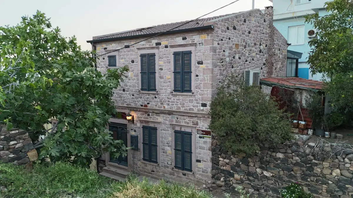 CUNDA MERKEZİ KONUMDA TARİHİ DOKULU SATILIK EŞYALI TAŞ EV