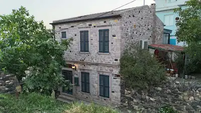 CUNDA MERKEZİ KONUMDA TARİHİ DOKULU SATILIK EŞYALI TAŞ EV