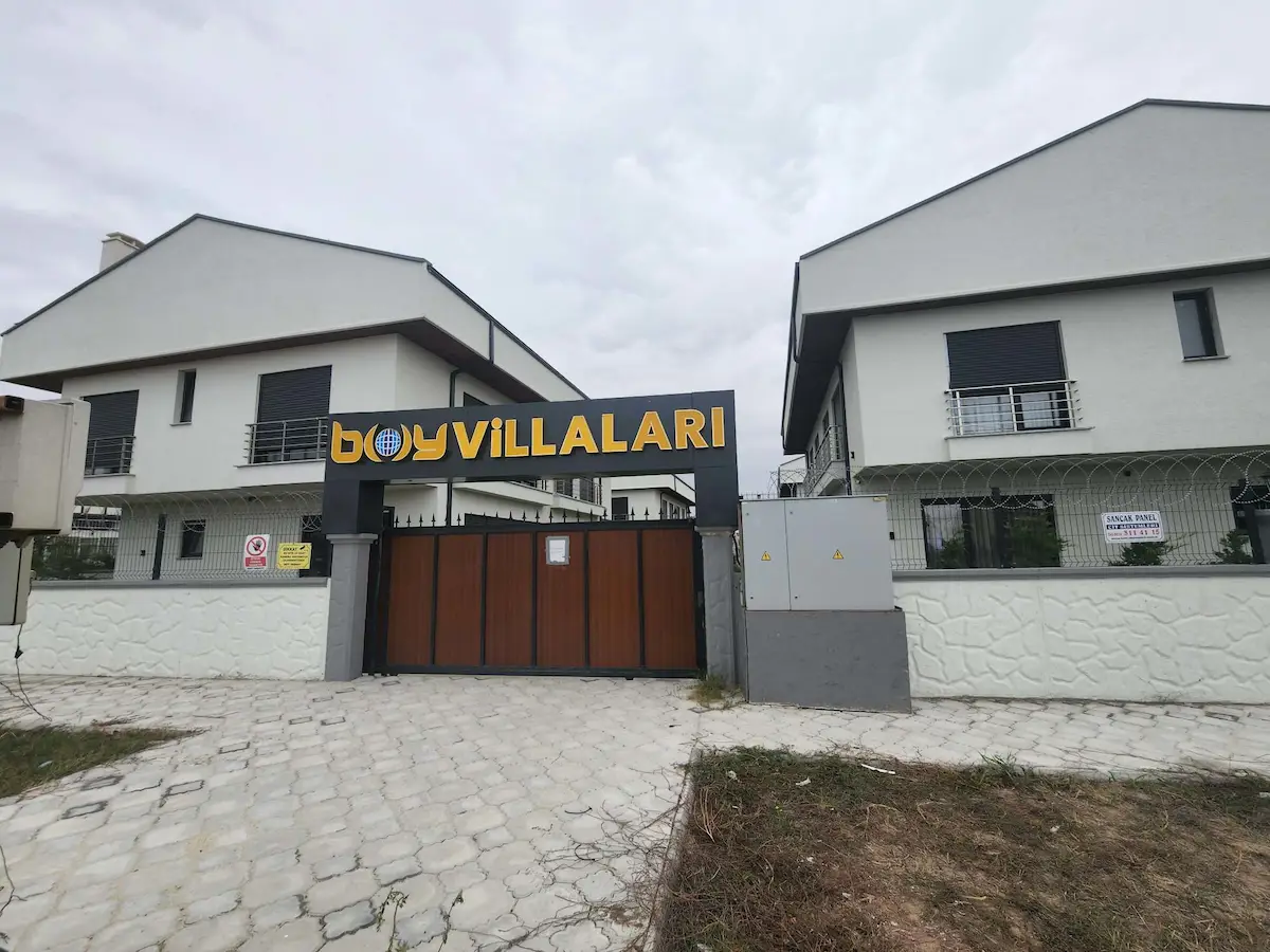 SİLİVRİ GÜMÜŞYAKA YAN YOL ÜZERİ DENİZE YAKIN BOY VİLLALARI