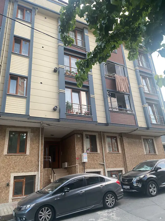 ARNAVUTKÖY YUNUS EMRE MAHALLESİ'NDE OKUL KARŞISI GENİŞ 3+1 SATILIK DAİRE