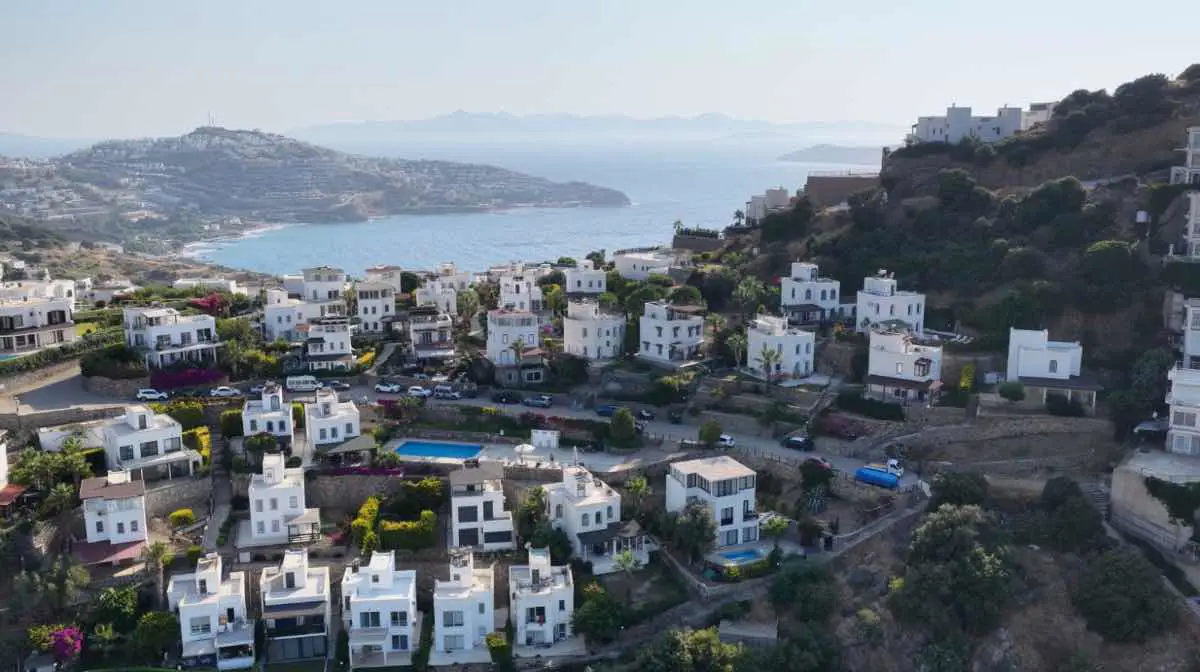 YALIKAVAK'TA DENIZ MANZARALI SITE IÇERISINDE MÜSTAKIL VILLA