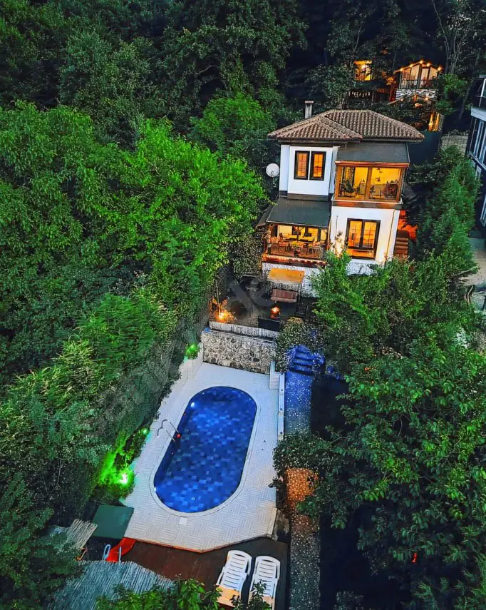 RE/MAX MIR SAPANCA'DA GÖL MANZARALI,HAVUZLU VILLA VE BUNGALOV
