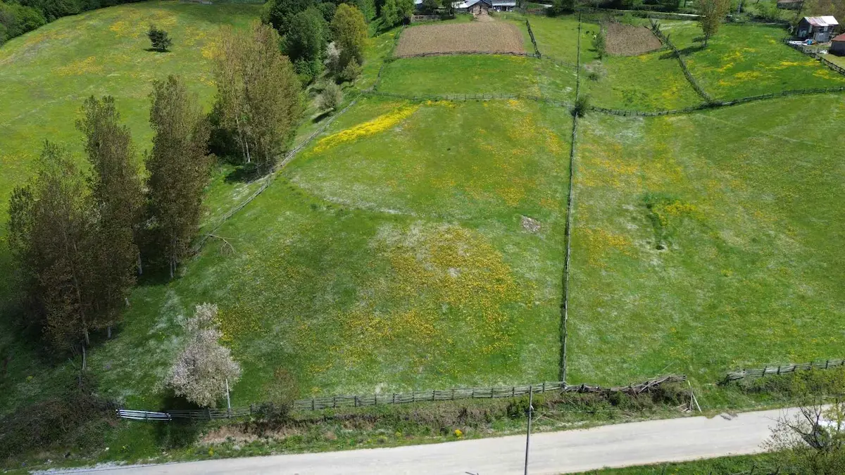 İZNIK KIRINTI 'DA ASFALT CEPHELI, YAPILAŞMAYA UYGUN 1305 M2 ARSA