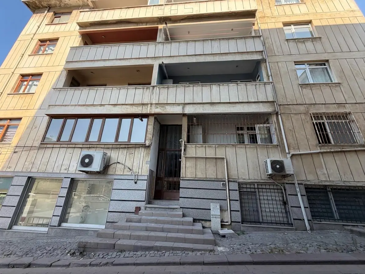 ÜMRANIYE ATAKENT MITHATPAŞA CADDESI'NDE MERKEZI KONUMDA 2+1 BÜRO & OFIS