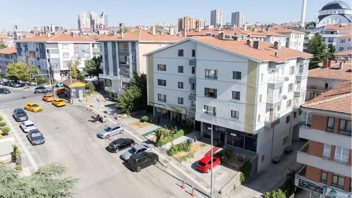 SOKULLU CADDESİ YAKINI HARİKA KONUMDA  GENİŞ VE KULLANIŞLI ,185 M² KİRALIK DÜKKAN 