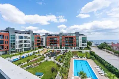 REMAX GELİŞİMDEN ALYA MARİN SİTESİNDE 5+1 BAHÇE KULLANIMLI DAİRE