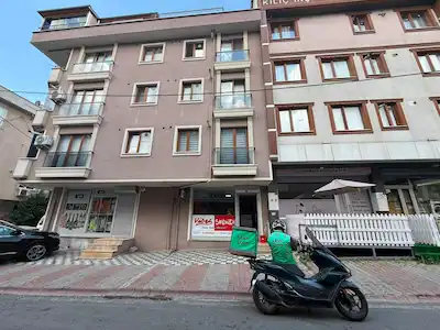 ÇEKMEKÖY MEHMET AKİF’TE METRO YAKINI DEPOLU SATILIK DÜKKAN