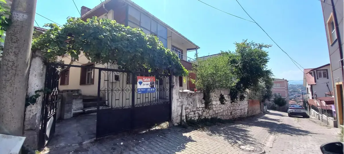 REMAX MAVI-MALTEPE ESKMERKEZ CAMI ARKASI 210M² ARSA 2KATMÜSTAKIL