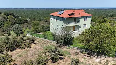 RE/MAX MAVİ'DEN 10 DÖNÜM ARSA VE 3 KATLI DENİZ MANZARALI EV