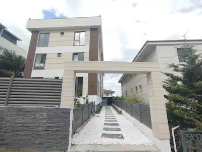 SERDİVAN'DA MÜSTAKİL BAHÇELİ ŞÖMİNELİ EBEVEYN BANYOLU MÜSTAKİL DEPOLU LÜKS DAİRE
