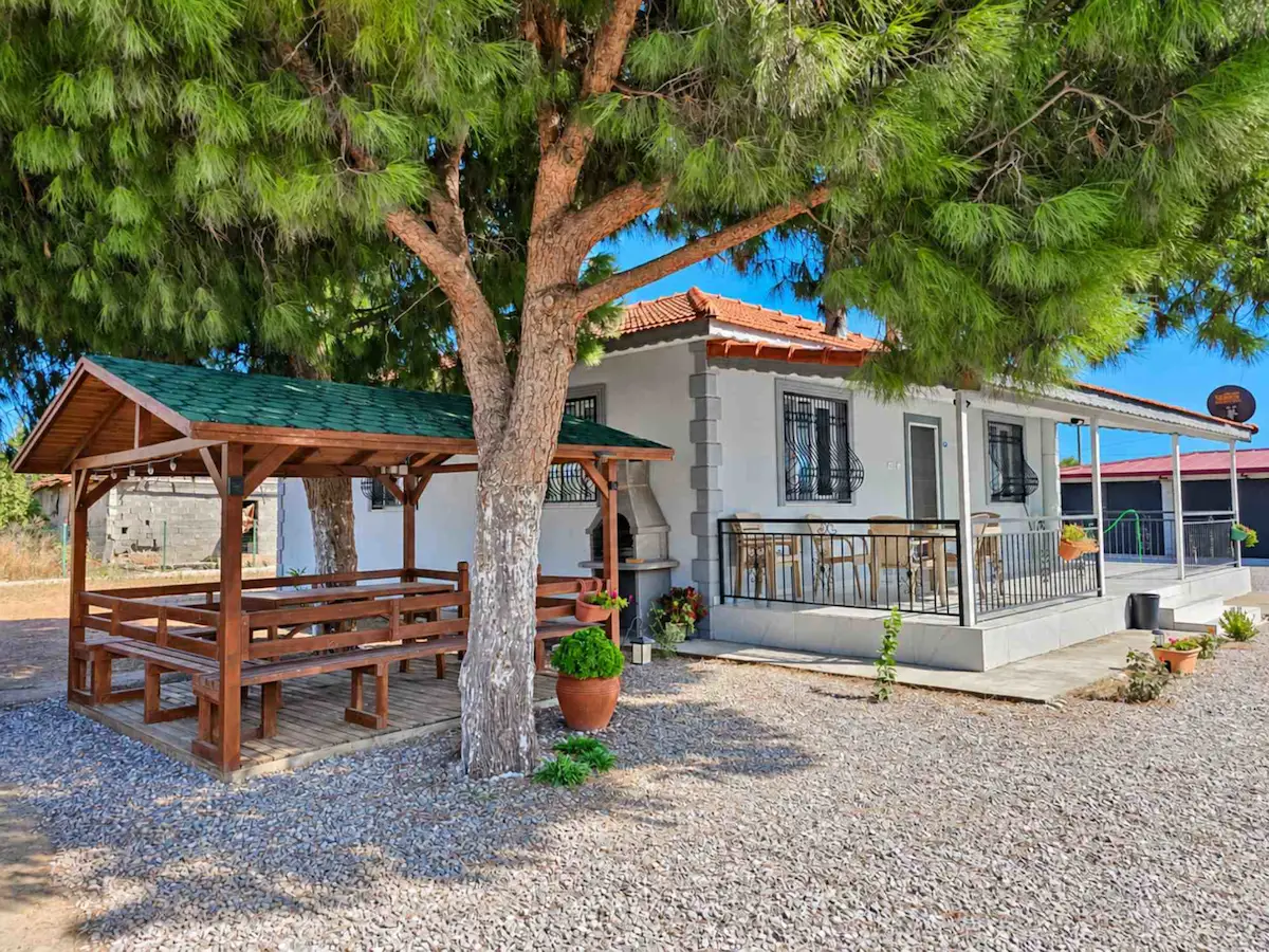 MENDERES'TE 5.758 M² BAĞ İÇİNDE, 100 M² EV VE ZEYTİN AĞAÇLARI