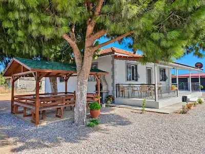 MENDERES'TE 5.758 M² BAĞ İÇİNDE, 100 M² EV VE ZEYTİN AĞAÇLARI