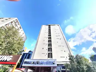 ŞİŞLİ CEVAHİR AVM YANI HUKUKÇULAR SİTESİNDE GENİŞ BALKONLU TEMİZ KİRALIK 3+1 OFİS KATI