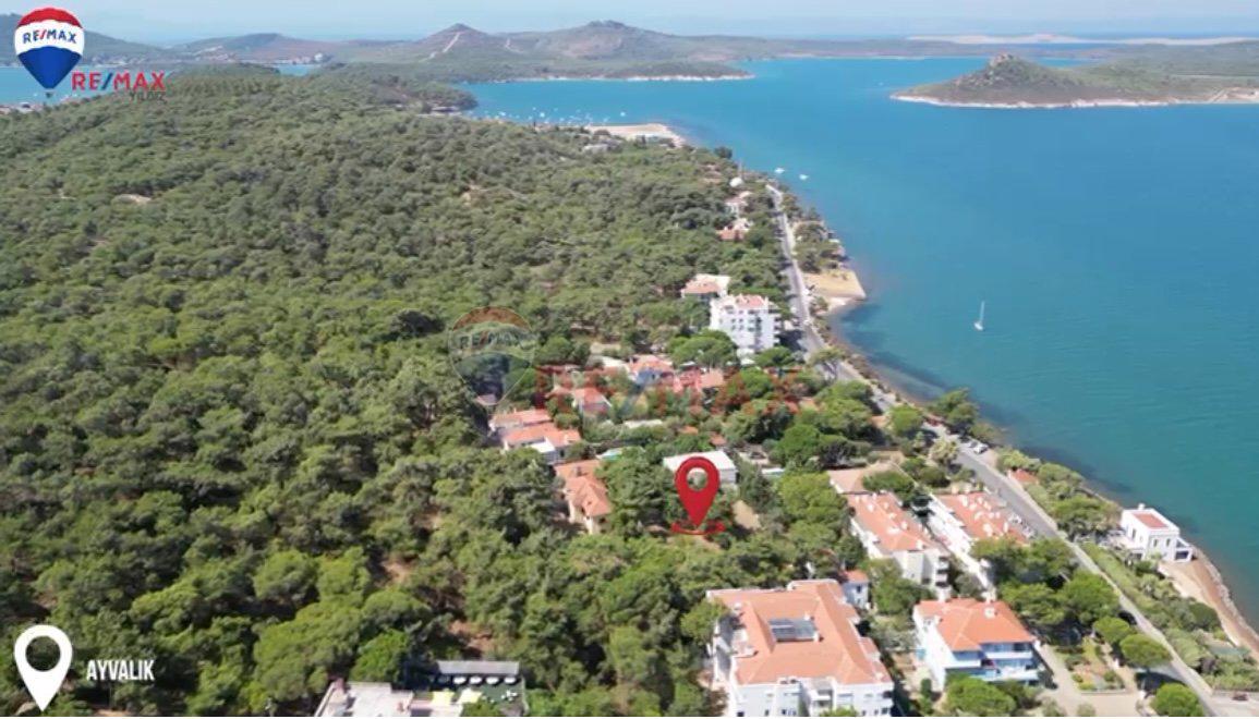 AYVALIK ORTA ÇAMLIK MEVKİNDE SAHİLE 100 METRE UZAKLIKTA 1880M2 ALANDA KONUMLANMIŞ MÜSTAKİL EV