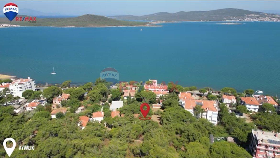 AYVALIK ORTA ÇAMLIK MEVKİNDE SAHİLE 100 METRE UZAKLIKTA 1880M2 ALANDA KONUMLANMIŞ MÜSTAKİL EV