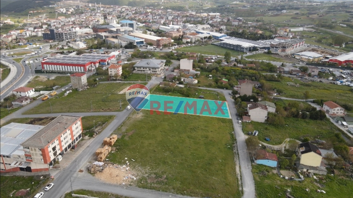REMAX'DEN ARNAVUTKÖY'DE ANA CADDEYE CEPHE TICARI İMARLI 1.583 M2