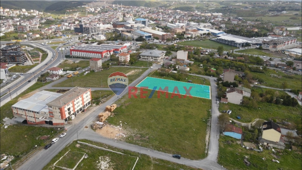 REMAX'DEN ARNAVUTKÖY'DE ANA CADDEYE CEPHE TICARI İMARLI 1.583 M2