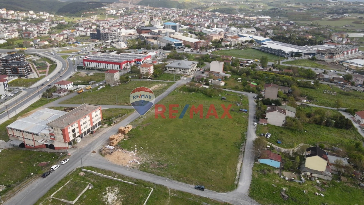 REMAX'DEN ARNAVUTKÖY'DE ANA CADDEYE CEPHE TICARI İMARLI 1.583 M2